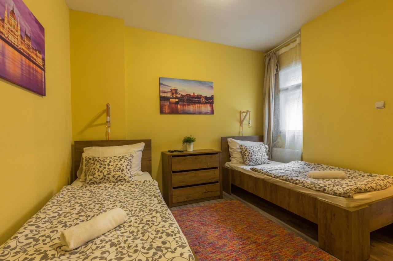 Hostal Goodmo House *
