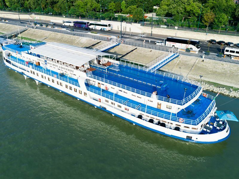 Fortuna Boat Botel 3*