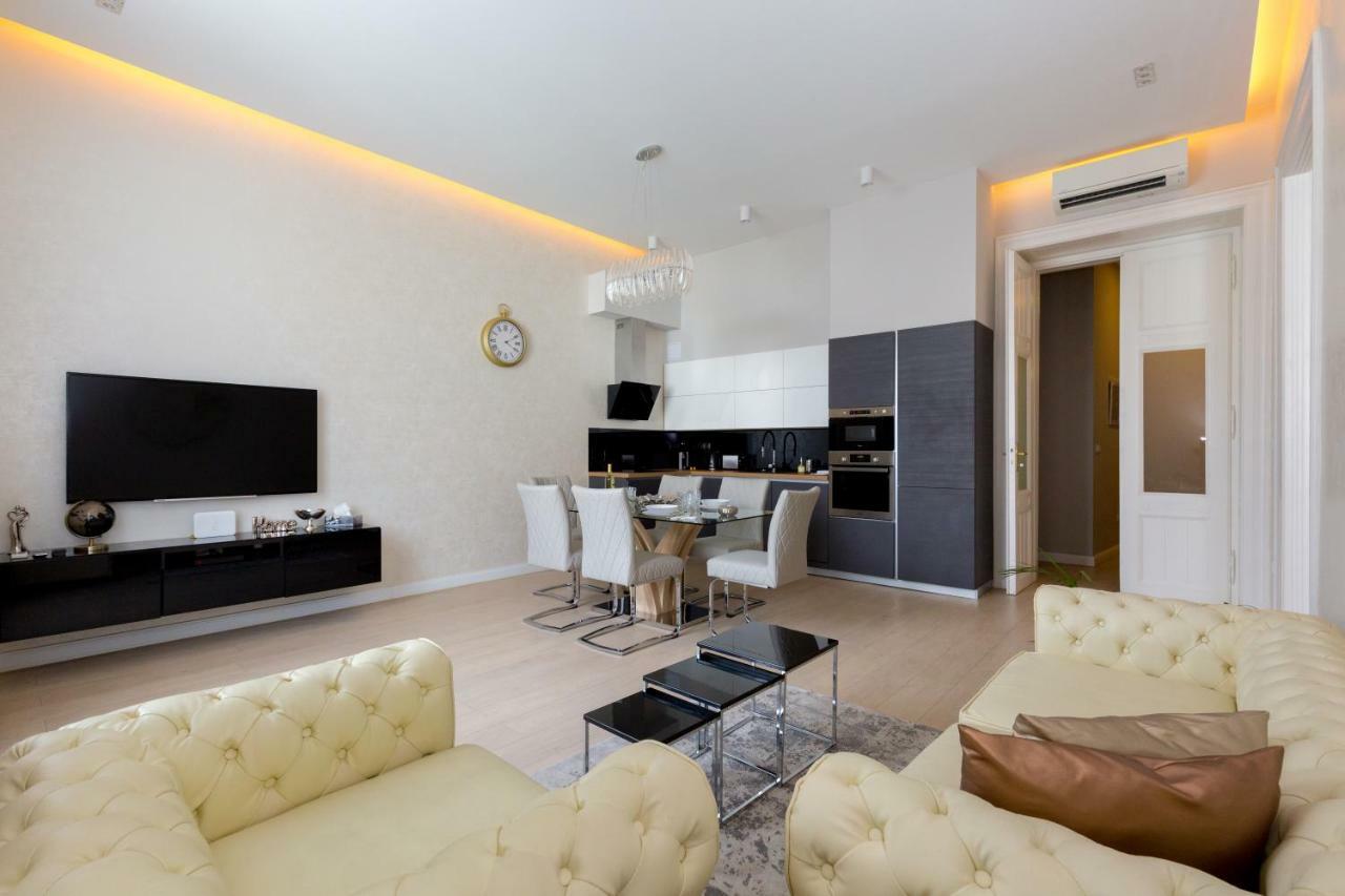 Grand Designer Dream In The Center W 3br/3bath