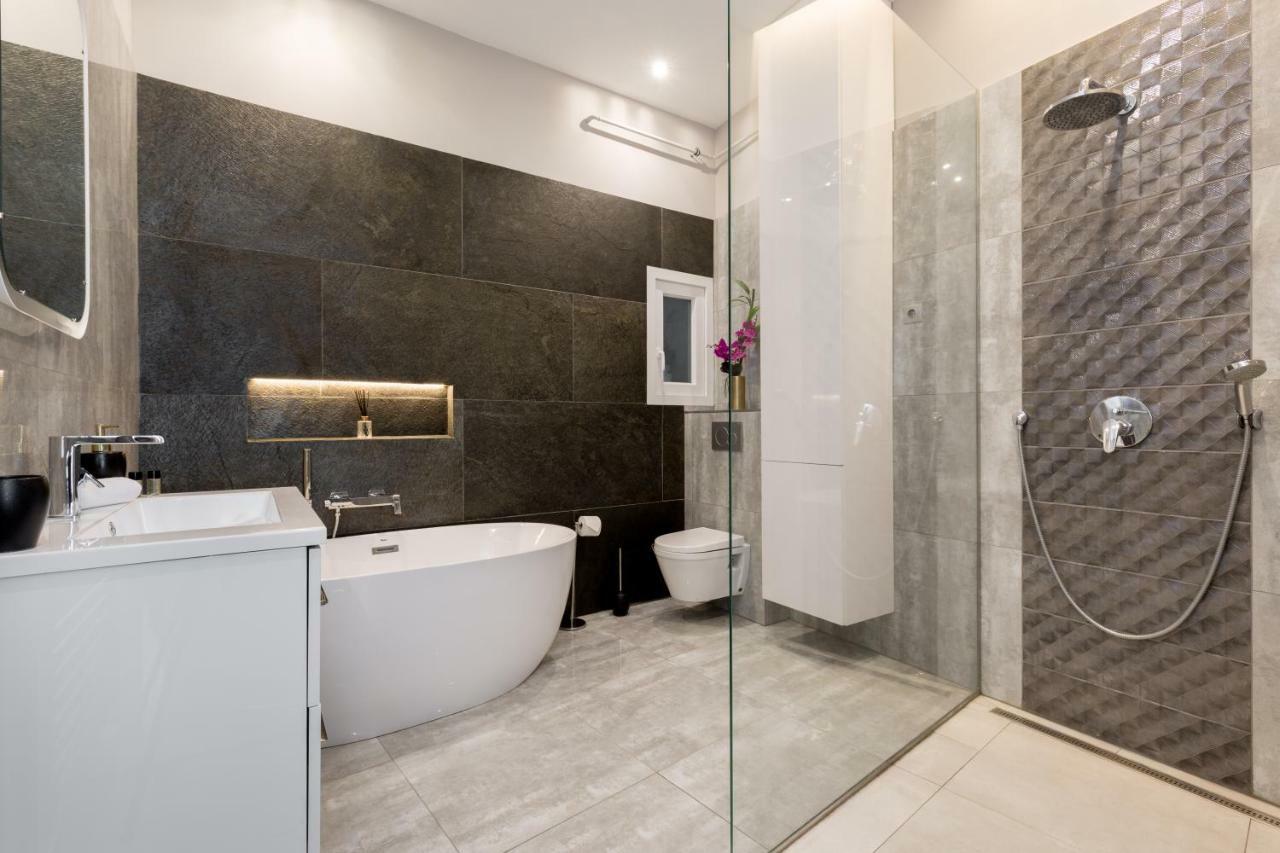 Grand Designer Dream In The Center W 3br/3bath Appartement *