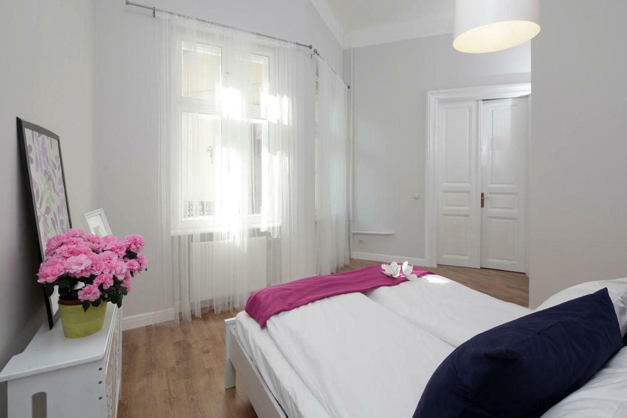Apartment Urban Haven - 3 Beds, 3 Baths, Free Parking, Near Market *