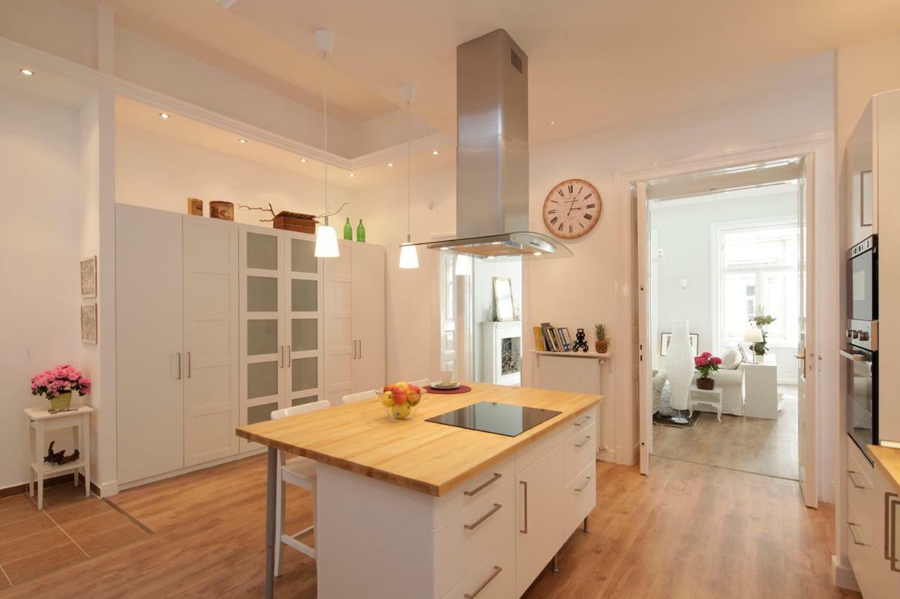Urban Haven - 3 Beds, 3 Baths, Free Parking, Near Market Budapest