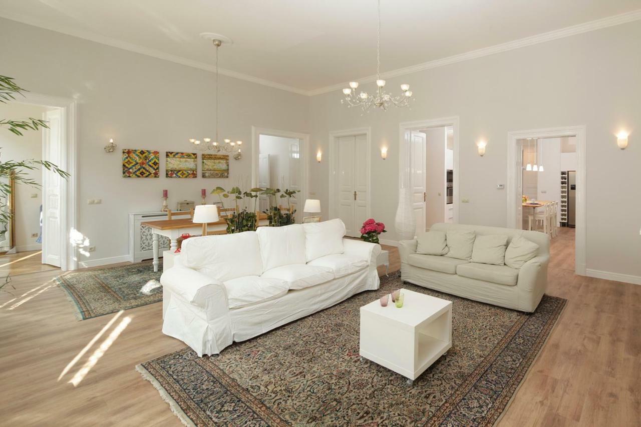 Urban Haven - 3 Beds, 3 Baths, Free Parking, Near Market