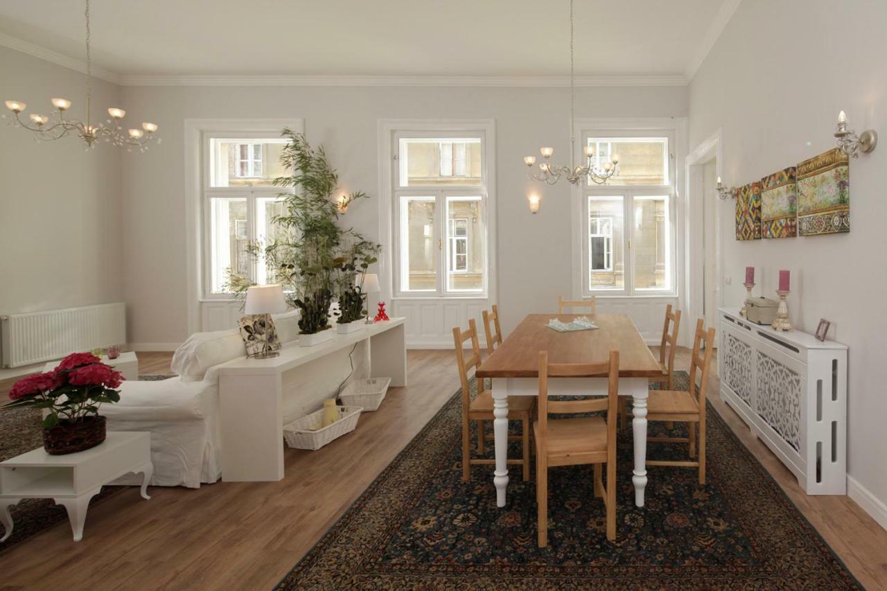 Apartment Urban Haven - 3 Beds, 3 Baths, Free Parking, Near Market Budapest