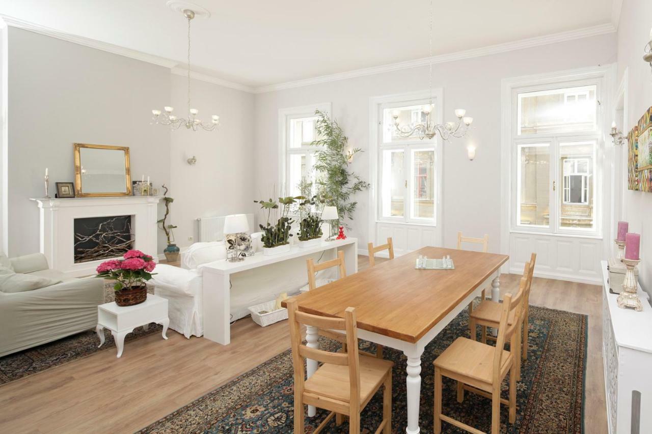 Urban Haven - 3 Beds, 3 Baths, Free Parking, Near Market Budapest