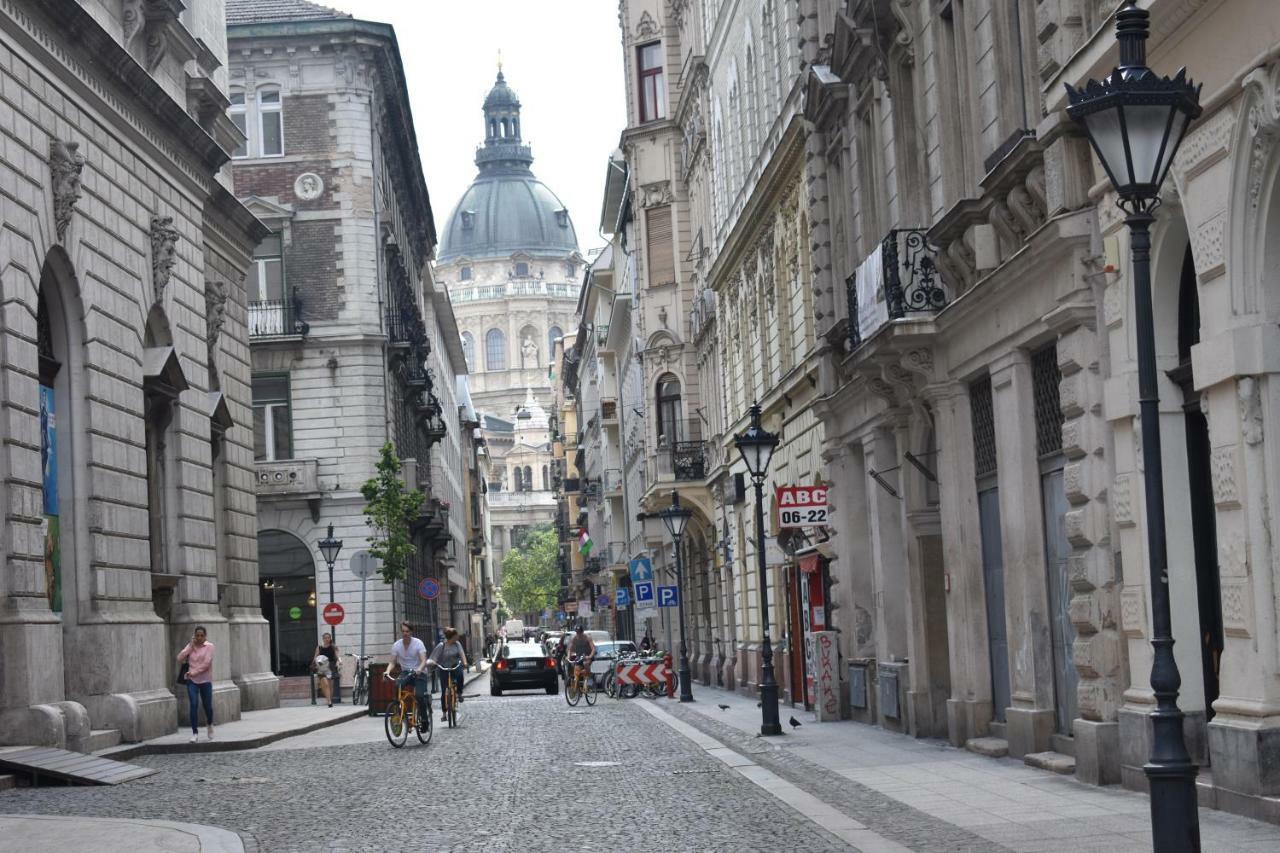 ó Street *