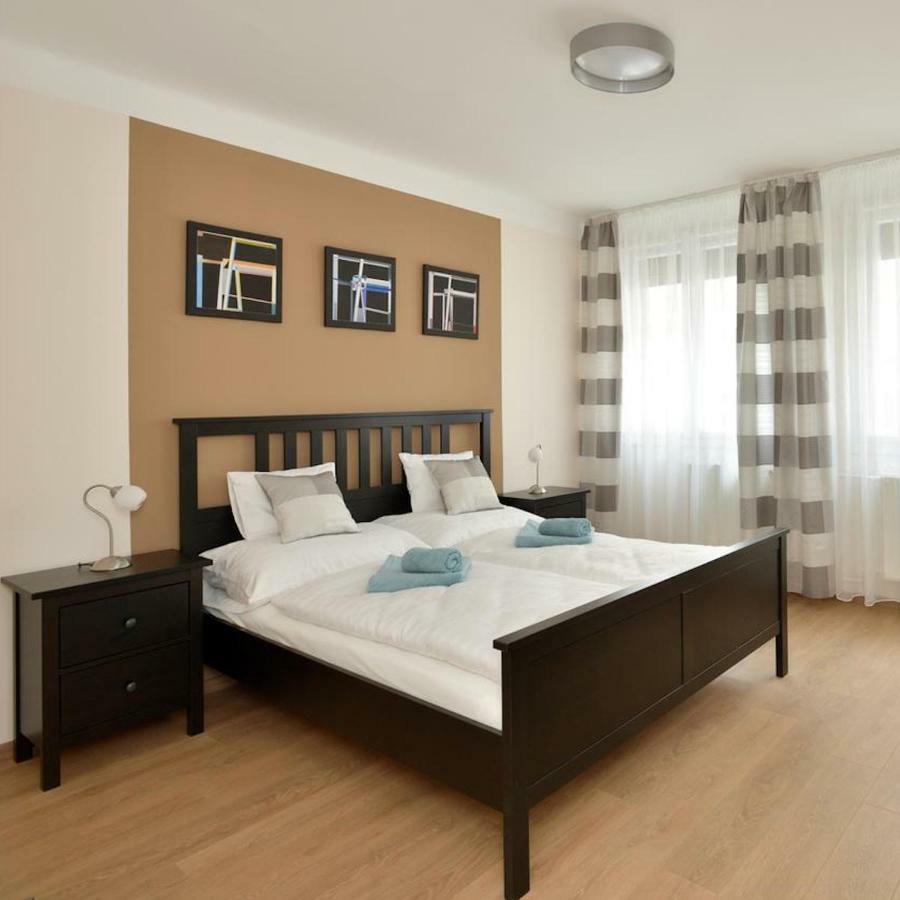 Apartment Deak *
