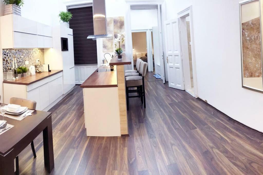 Apartmán Grand Eliza 3bedroom Luxury Apt At Blaha *