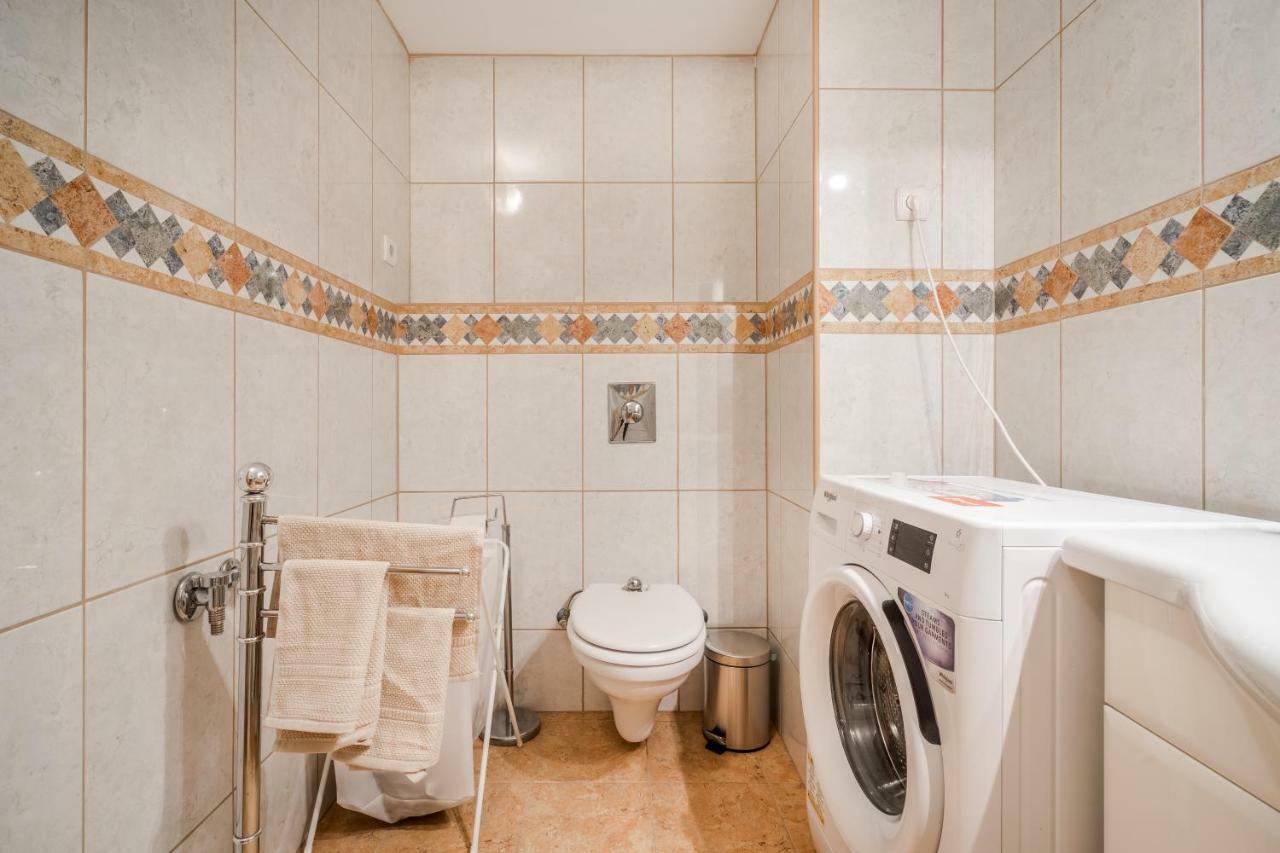 Apartman Bpr Vivid Downtown Vibe With Balcony