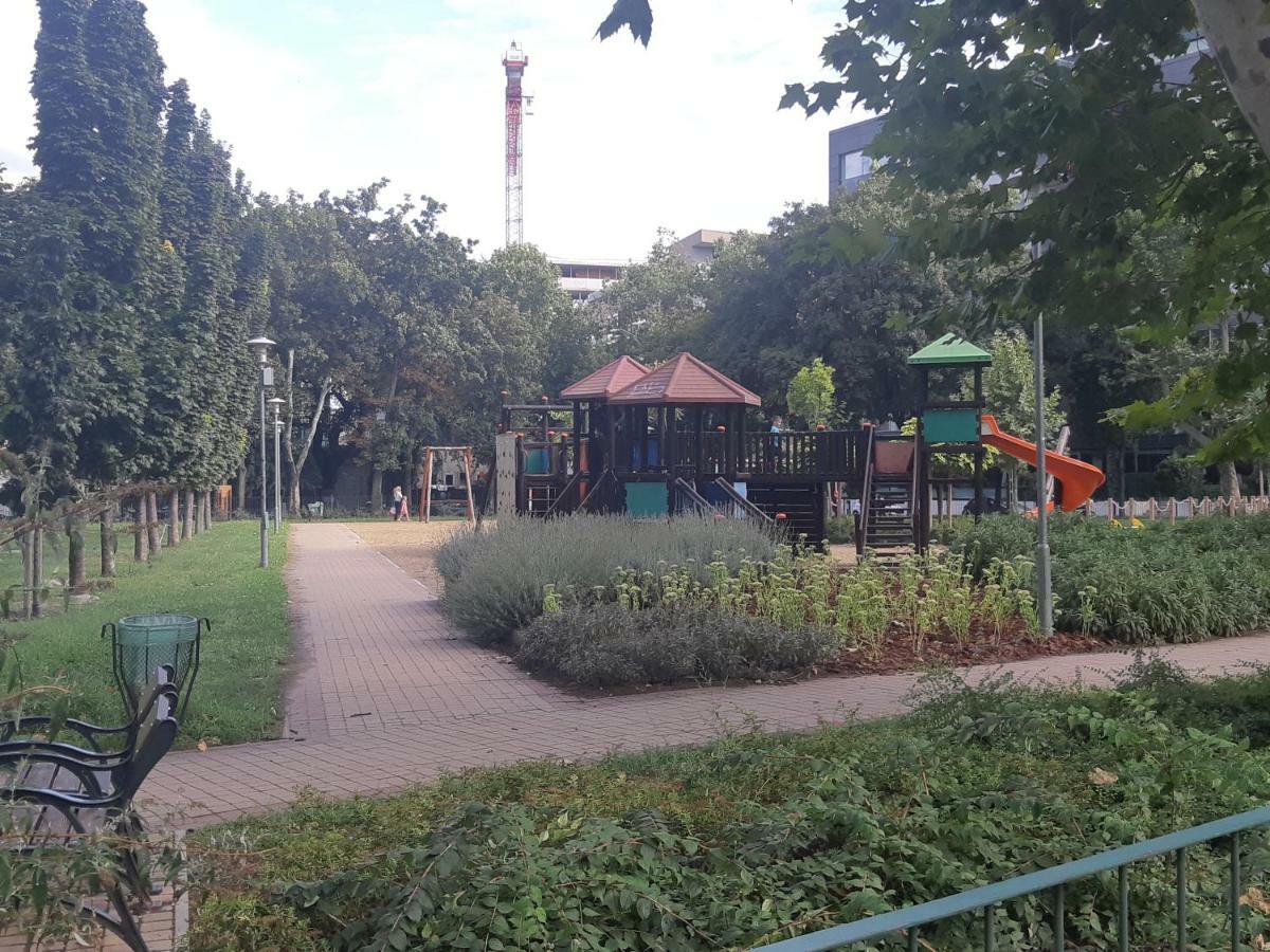 2 Bedroom Near Heroes Square Apartament