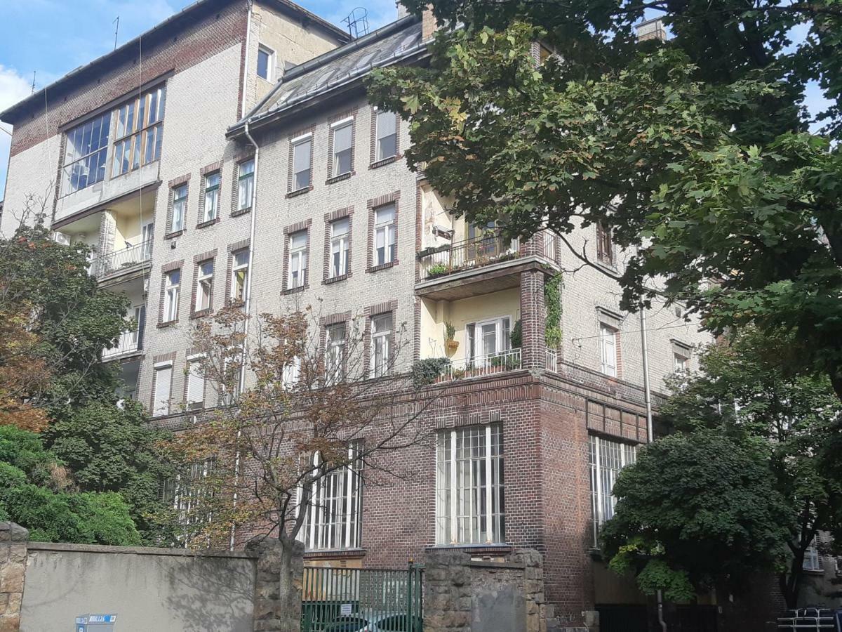 2 Bedroom Near Heroes Square *