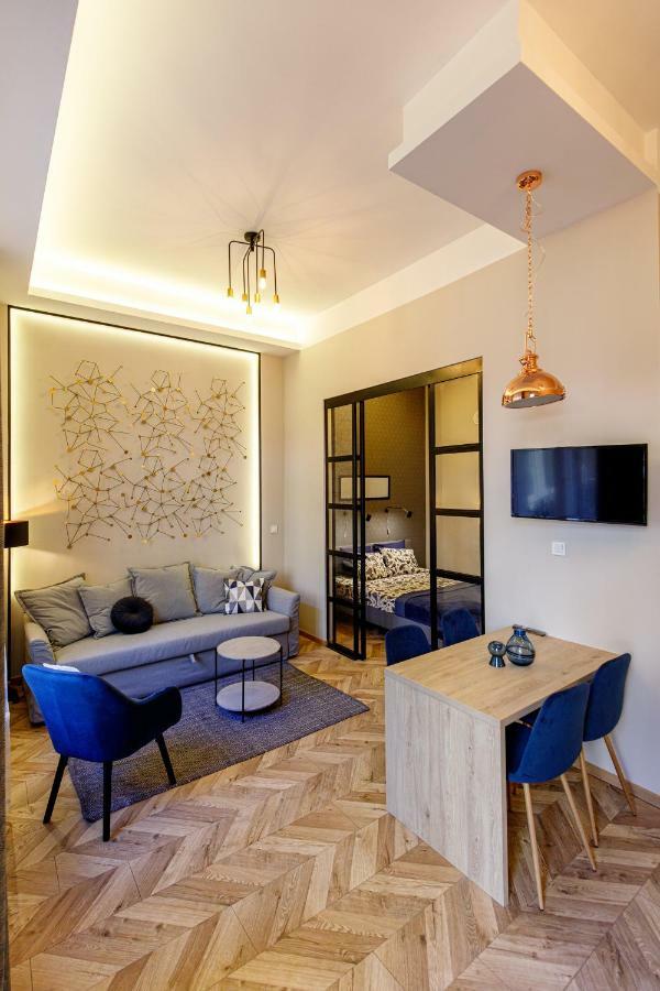 E13 - Elegant * Budapest