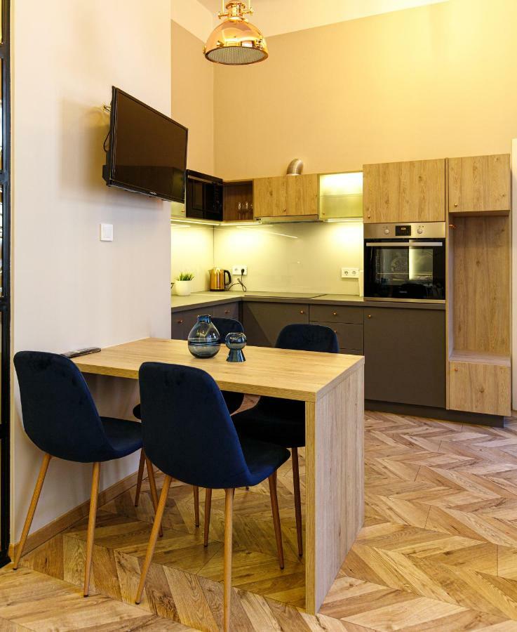 E13 - Elegant * Budapest