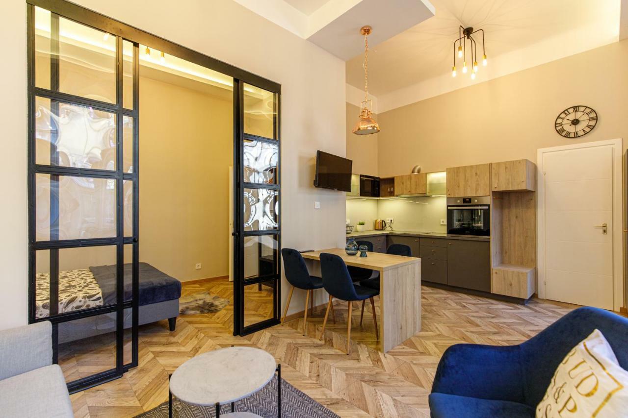 E13 - Elegant Apartment