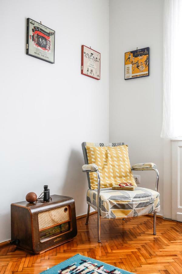 Bright Lights, Big Apartamento
