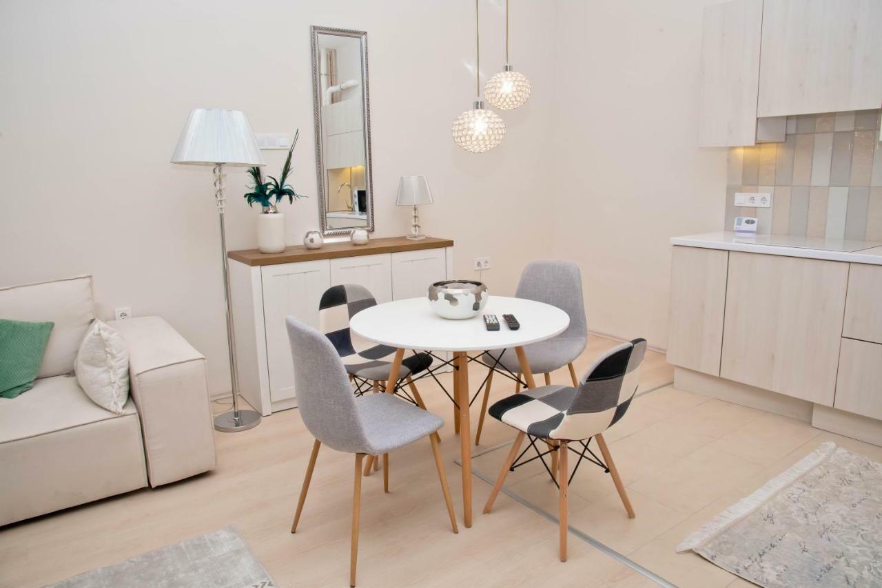 Kalvin Square River Side Danube Apartment *