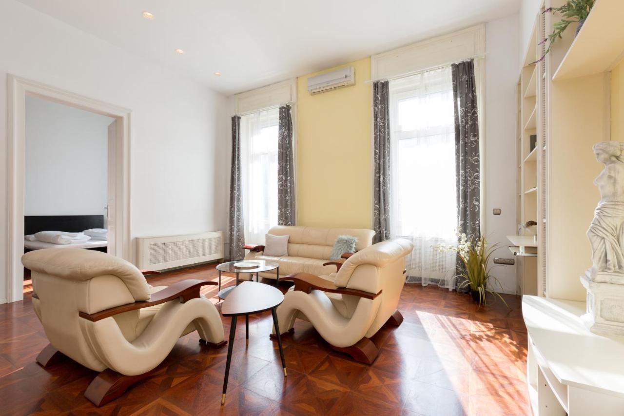 Luxury Apartment *