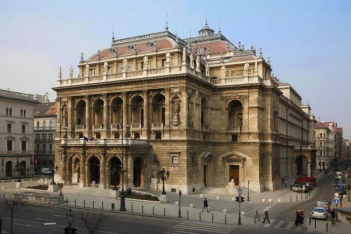 4br , 3bhr With Ac At The Opera Budapešť