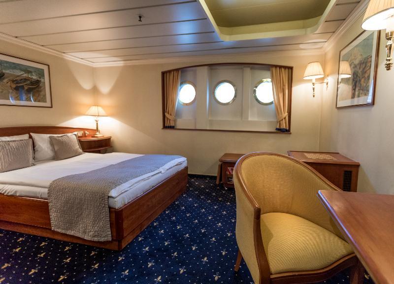 Onriver Hotels - Ms Cezanne Botel 4*