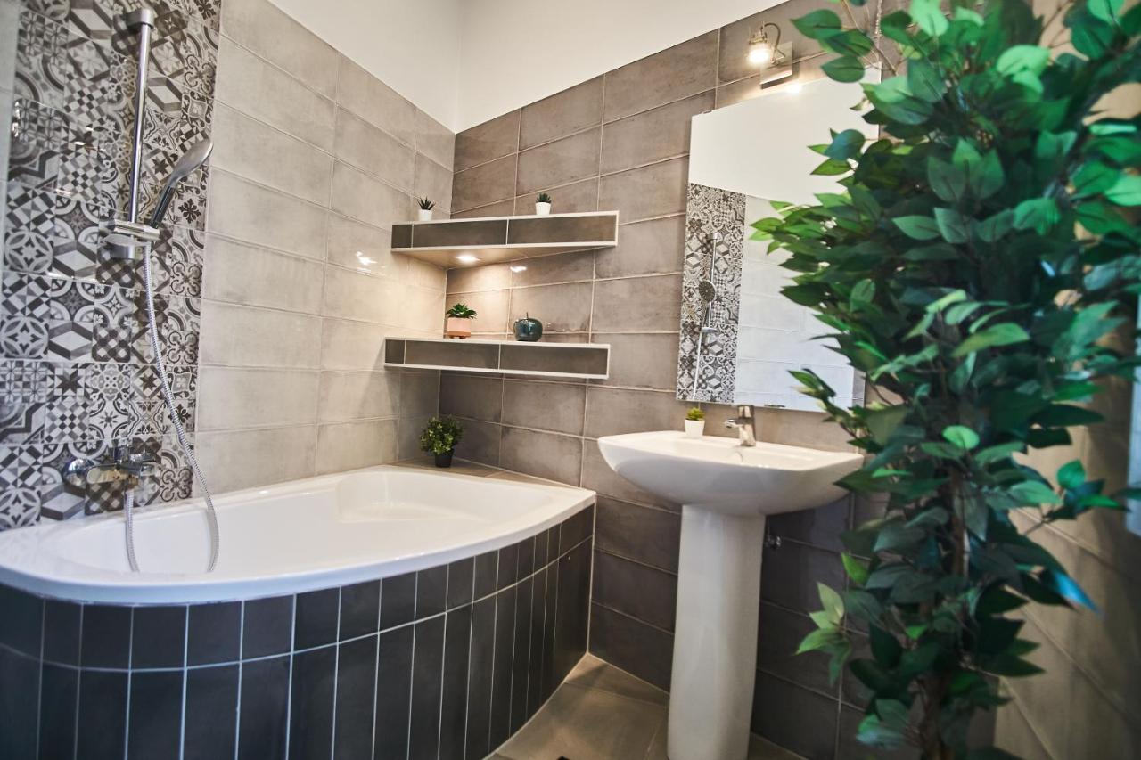F4 Design Apartment- Appartamento Budapest