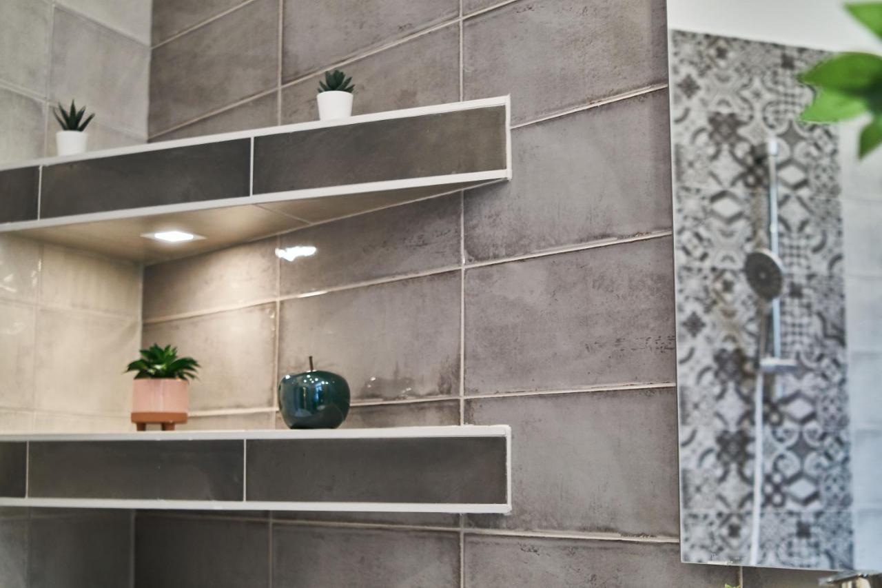 F4 Design Apartment- *
