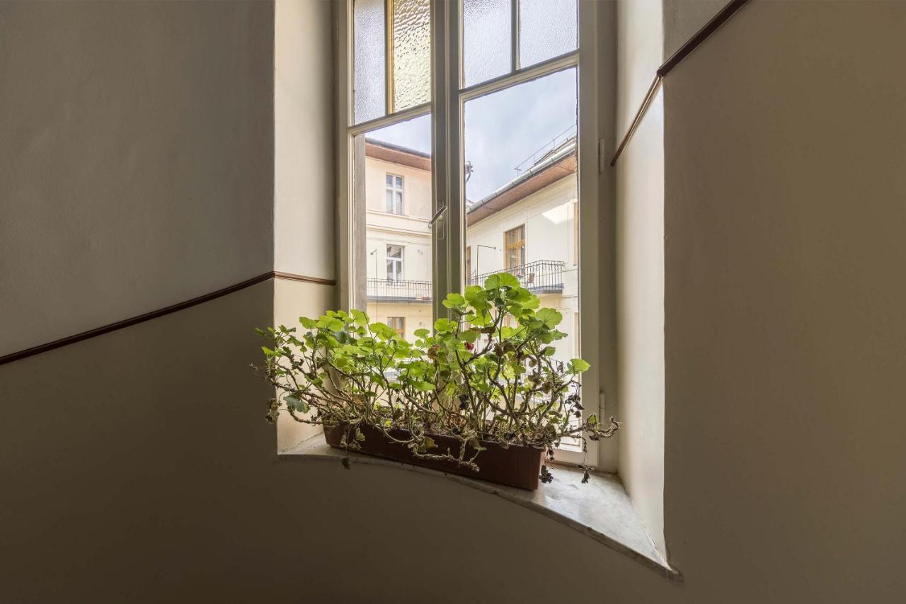 April Studio On The City Center
