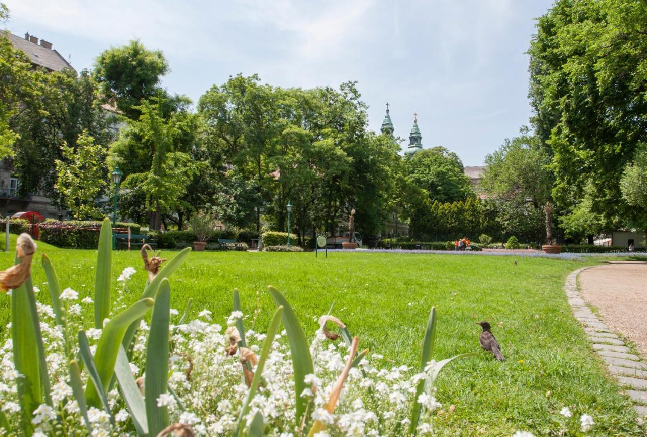 April Studio On The City Center