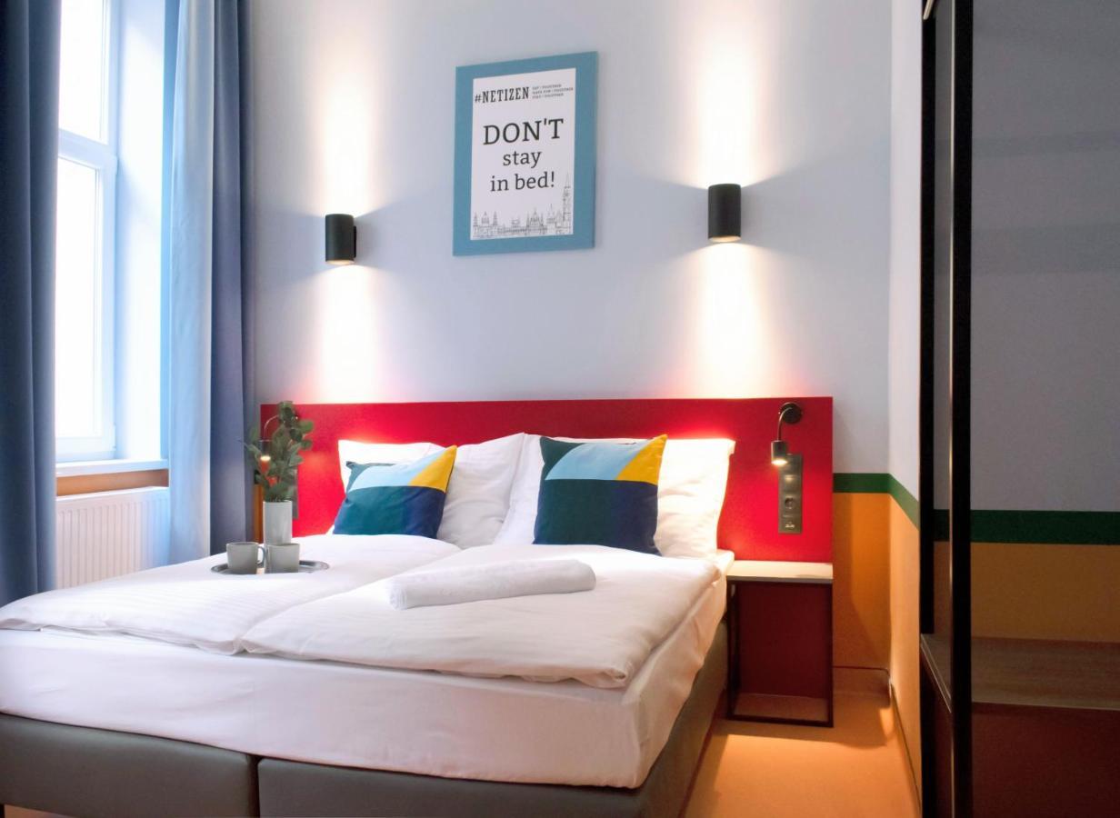 Hostal Maverick Athenaeum