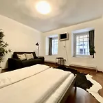 Budget Apartment by Hi5- Károly 16
