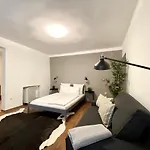 Budget Apartment by Hi5- Károly 16