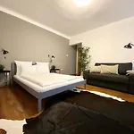 Budget Apartment by Hi5- Károly 16