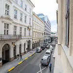 Charming Flat Close To Danube And 4-Seasons Hotel