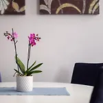 New York Cafe Apartment In Center