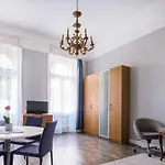 New York Cafe Apartment In Center