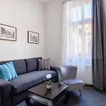Andrassy Garden Apartment In Center