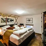 Rustic Flat With Perfect Location