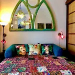Arty Studio Flat At City Center