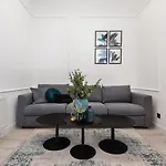 Hollo 3 Bedroom Downtown Apartment