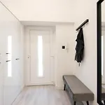 Hollo 3 Bedroom Downtown Apartment