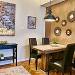 R7 Design Apartment - Hostaid