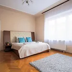 Downtown Vintage Home By Bella