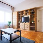 Downtown Vintage Home By Bella