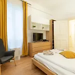 A4-6 Aulich Apartment