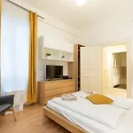 A4-6 Aulich Apartment