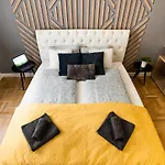 Deluxe Quentin Home Next To The Fashion Street
