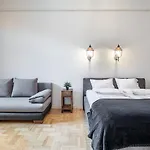 Central Luxury Apartment With Ac