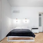 Central Luxury Apartment With Ac