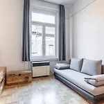 Central Luxury Apartment With Ac