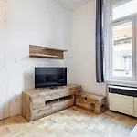 Central Luxury Apartment With Ac