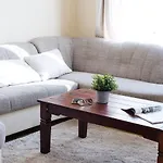 Central Bright And Spacious Home With 3 Rooms
